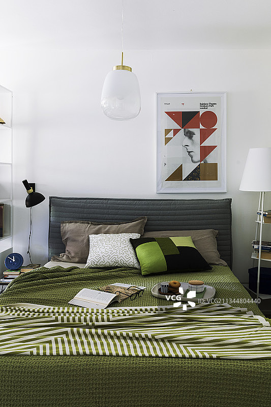 卧室图案：绿色床罩搭配软包床头板图片素材