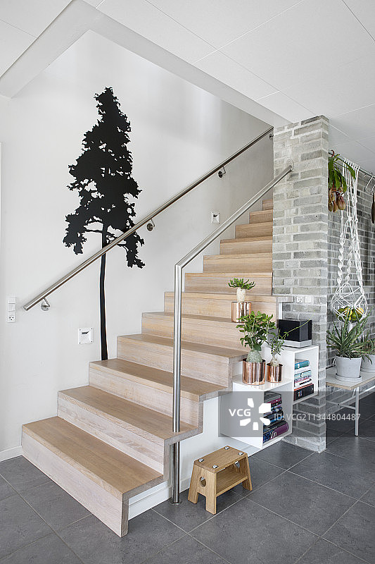 树木图案墙贴与现代木质楼梯图片素材
