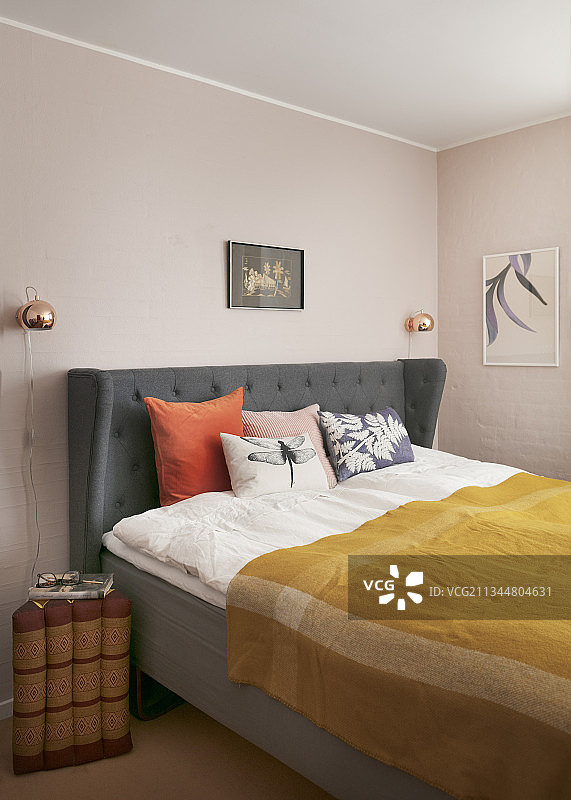 卧室里的香料色彩与淡粉色墙壁图片素材