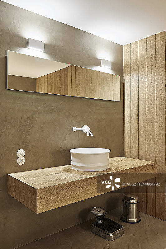 浴室中漂浮木制洗手台上的水槽图片素材