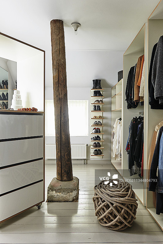 更衣室内的木柱图片素材