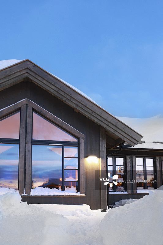 雪地里蓝天下现代木屋图片素材