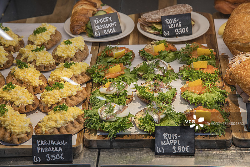 卡累利阿馅饼和开放式鱼肉三明治（赫尔辛基，芬兰）图片素材