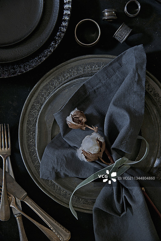 银盘上的亚麻餐巾、棉铃和丝绒带图片素材