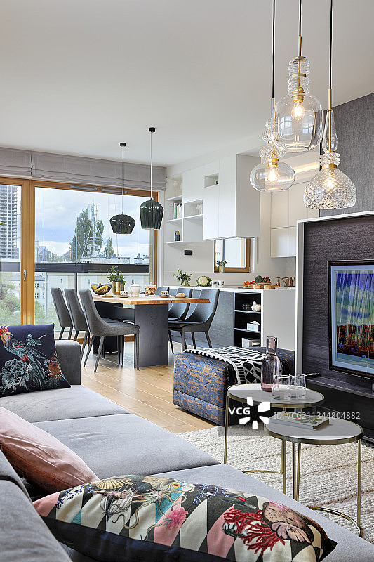 现代多功能室内采用灰色装饰的开放式厨房图片素材