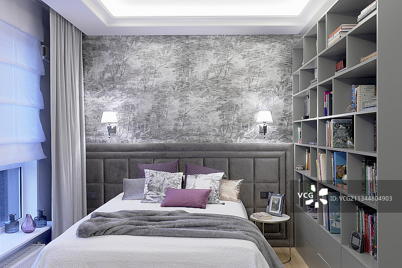 以灰色装饰的经典小卧室内的搁架图片素材