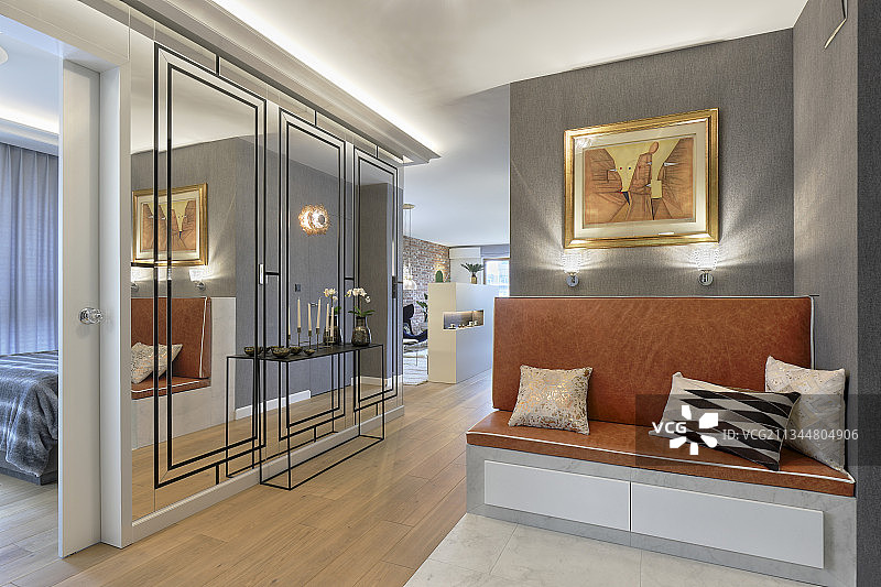 优雅走廊中的软包长凳和镜面墙图片素材