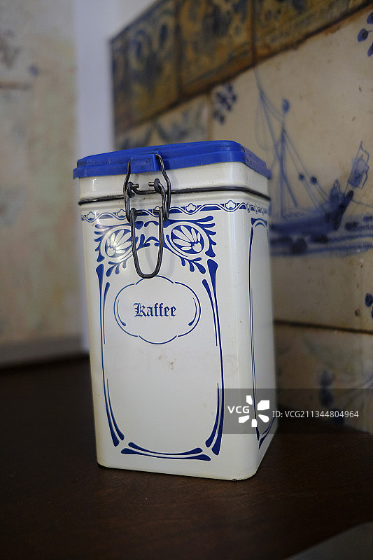旧蓝白咖啡罐与旧瓷砖图片素材