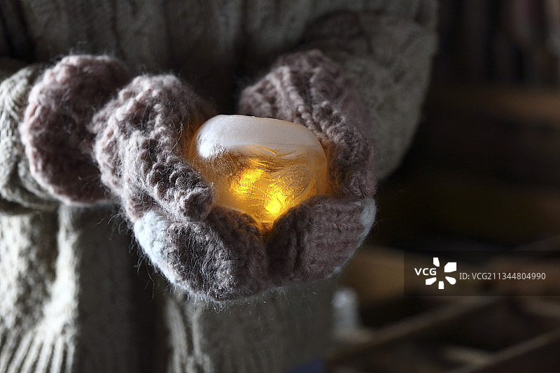 戴手套的手拿着冰蜡烛灯笼图片素材