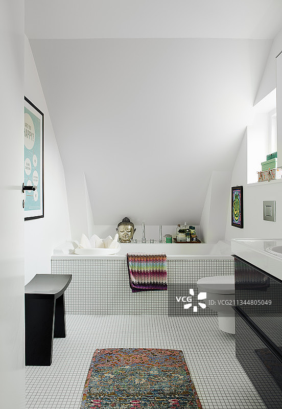 带斜顶浴室内的马赛克瓷砖和浴缸图片素材