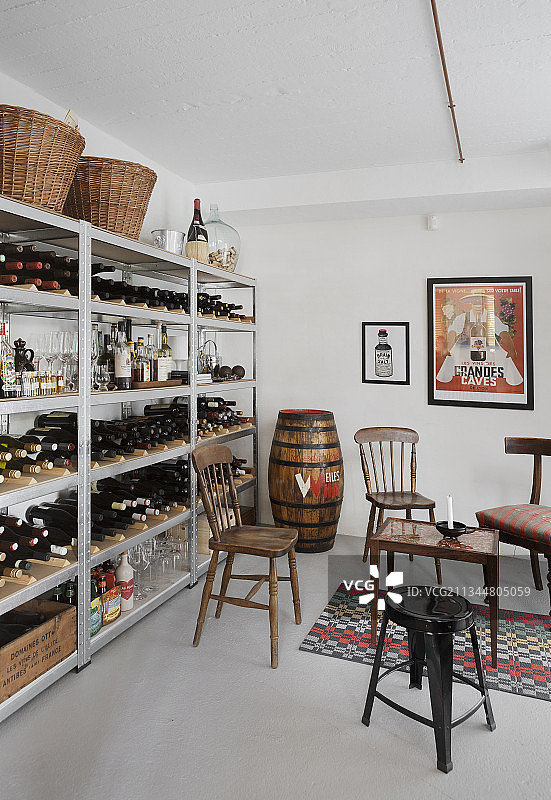 酒架旁的旧椅子图片素材