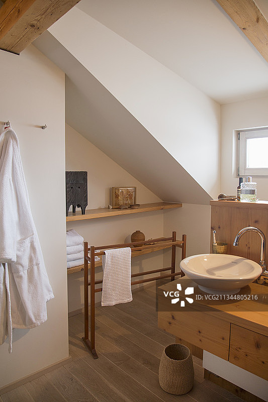 现代乡村风格浴室木制盥洗台图片素材
