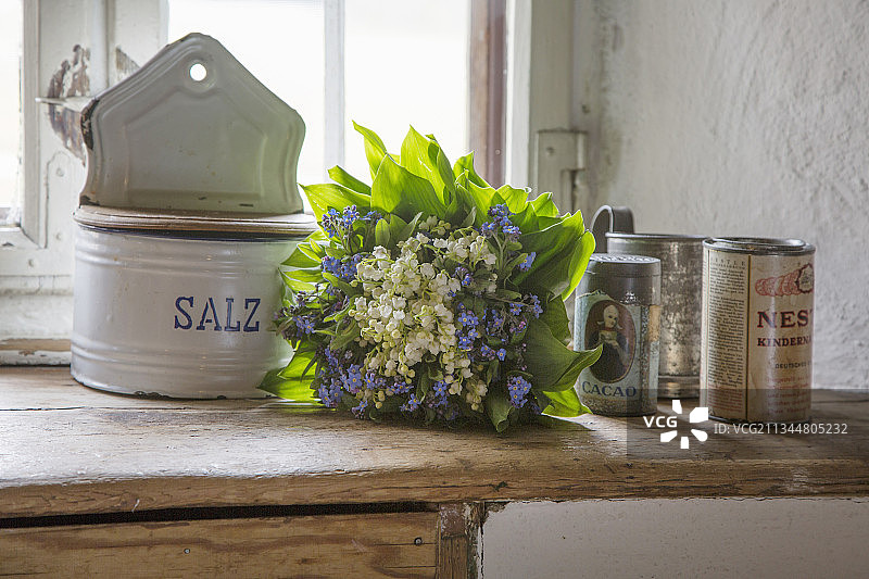 叶领中的铃兰和勿忘我花束图片素材