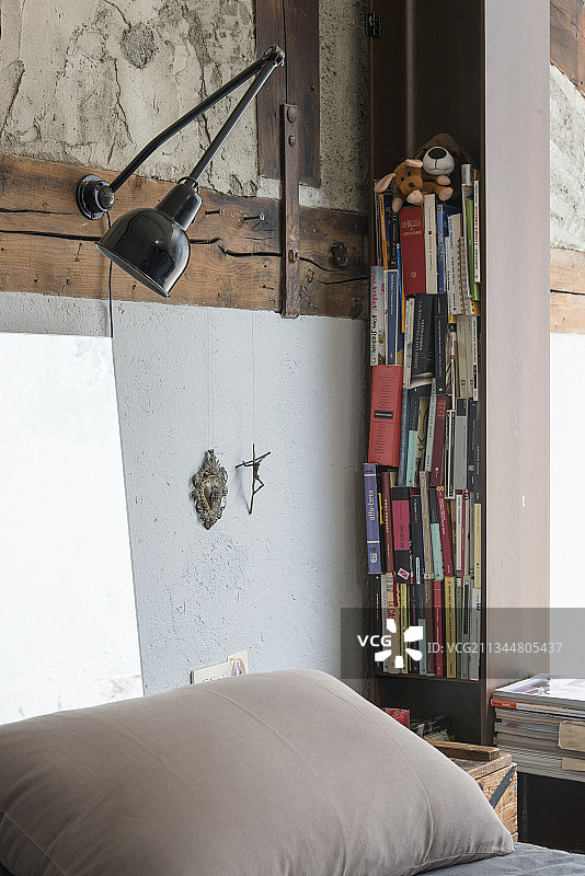 卧室区的书柜和壁灯图片素材