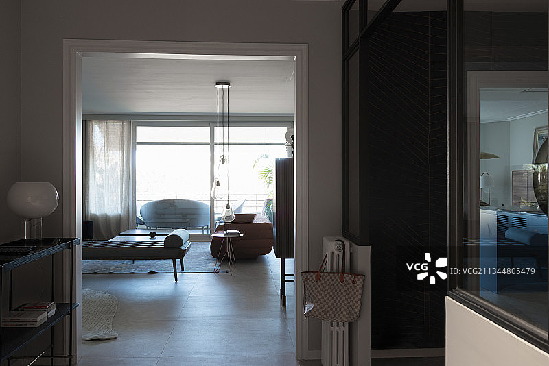 从带黑色金属控制台的走廊看到的客厅景色图片素材