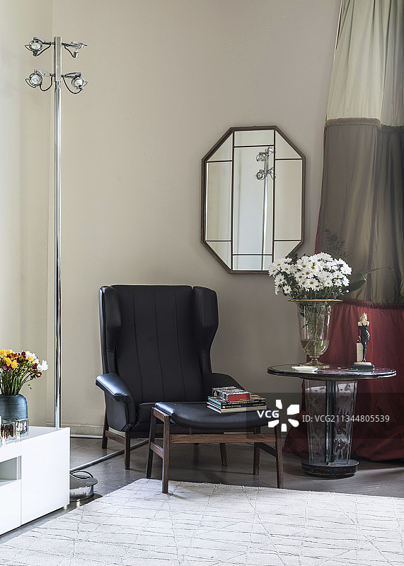 角落里的黑色皮质扶手椅和边桌图片素材