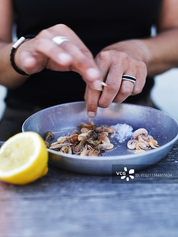 女人剥虾图片素材