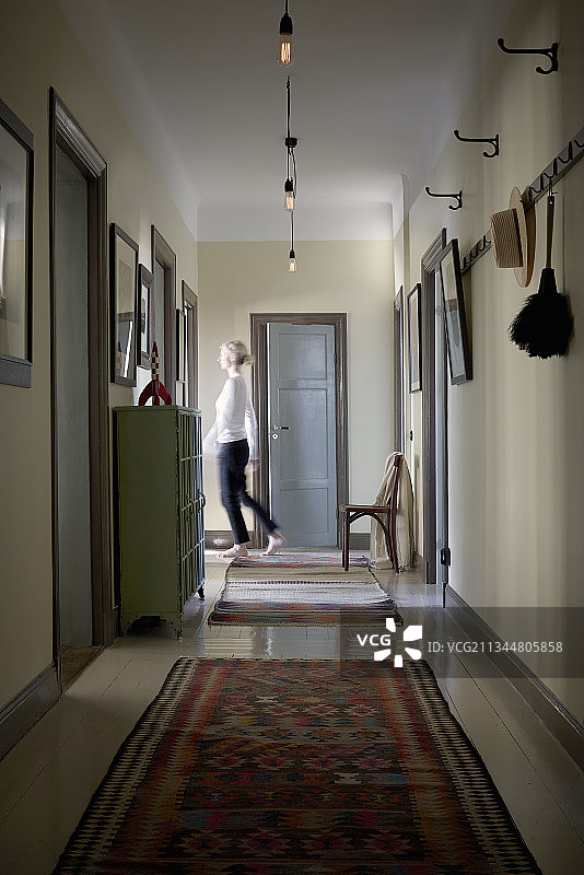 长走廊的地毯和橱柜图片素材