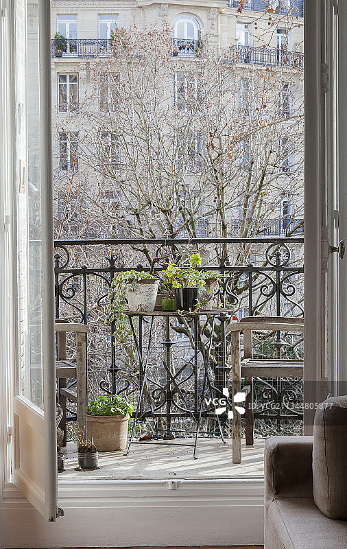 透过敞开的门看阳台图片素材