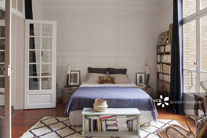 卧室里的双人床和书柜图片素材