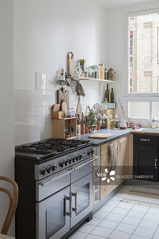 厨房里的燃气灶和搁板图片素材