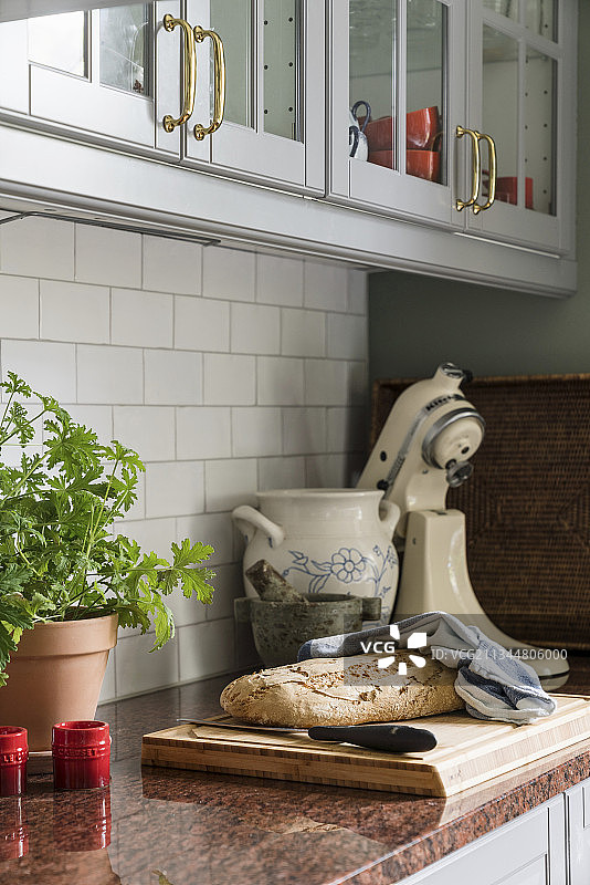 厨房中的花岗岩台面、灰色橱柜和地铁瓷砖图片素材