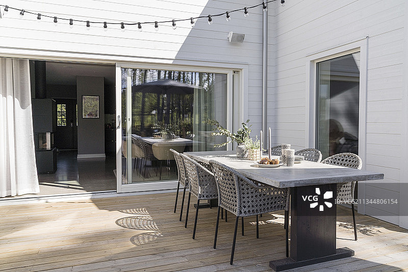 DIY混凝土桌面和仿柳条椅露台桌图片素材