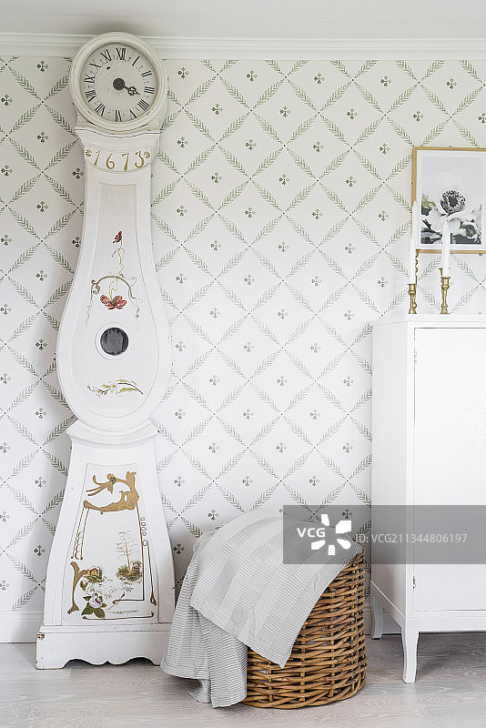 图案壁纸前的古旧落地钟图片素材