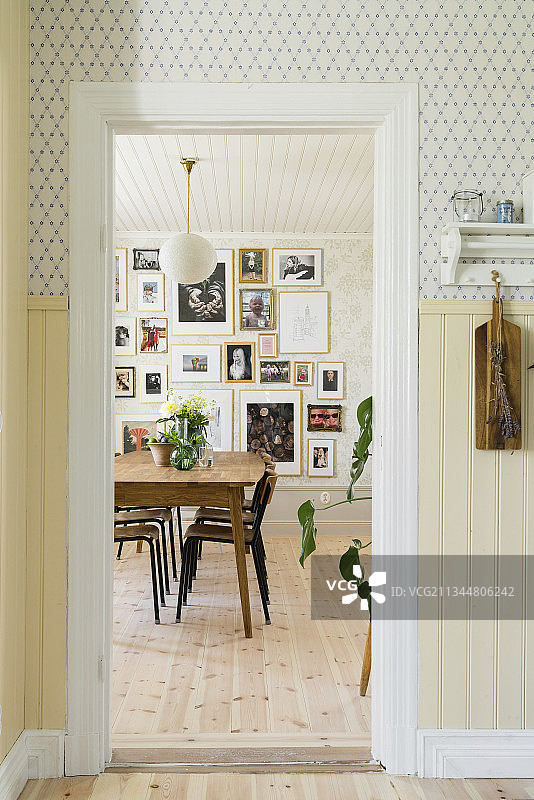 餐厅内部景观，墙上挂满画作图片素材