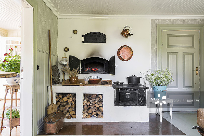 乡村住宅厨房中的旧式燃木炉灶图片素材