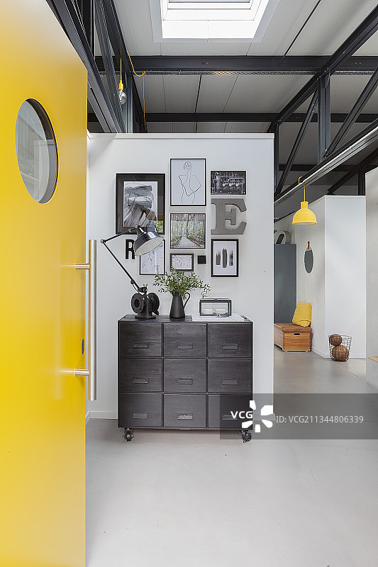 从敞开的门看带脚轮的抽屉柜图片素材