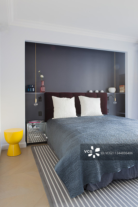 卧室灰色壁龛里的双人床图片素材