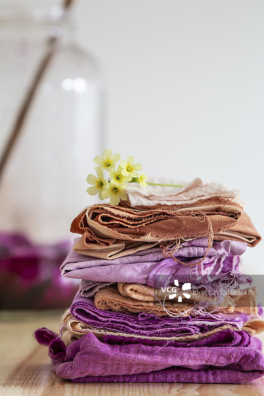 用天然染料染色的折叠织物图片素材