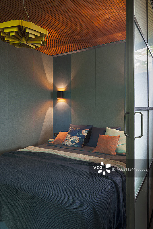 带推拉门的卧室内的双人床图片素材