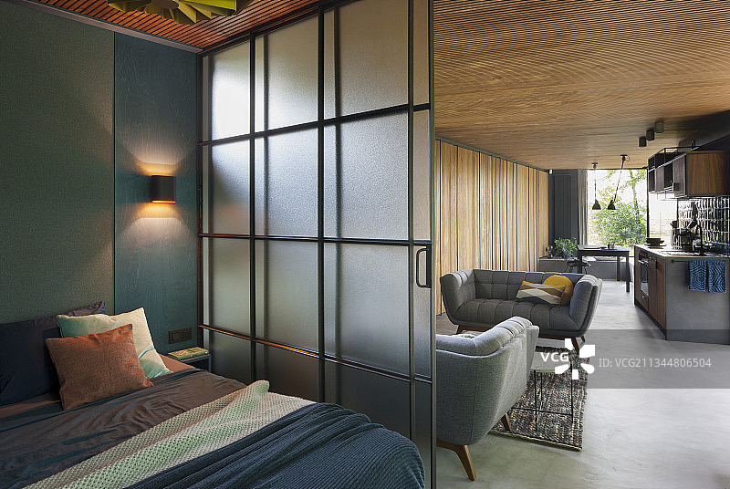 卧室与开放式内饰之间的磨砂玻璃推拉门图片素材