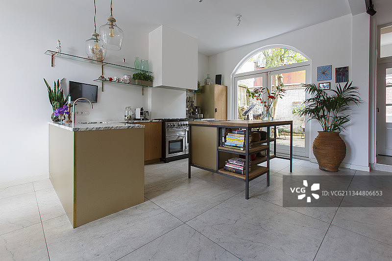 开放式厨房中带大地砖的岛台图片素材