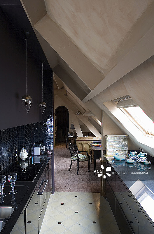 阁楼房间的现代黑色组合式厨房图片素材