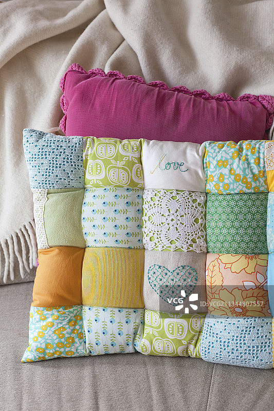 手工粉色拼布靠垫图片素材