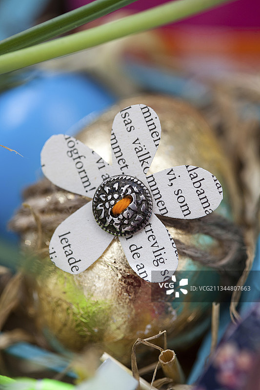 报纸花朵装饰彩绘复活节彩蛋图片素材