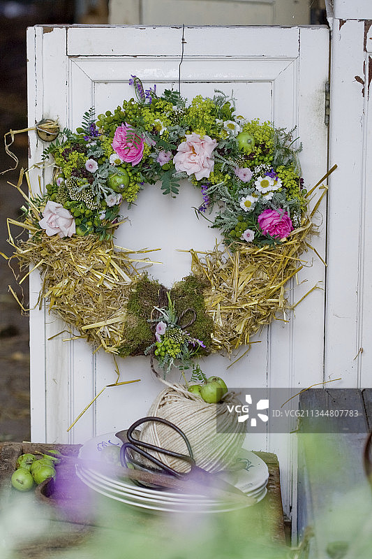 玫瑰、斗篷草和稻草组成的夏季花环图片素材