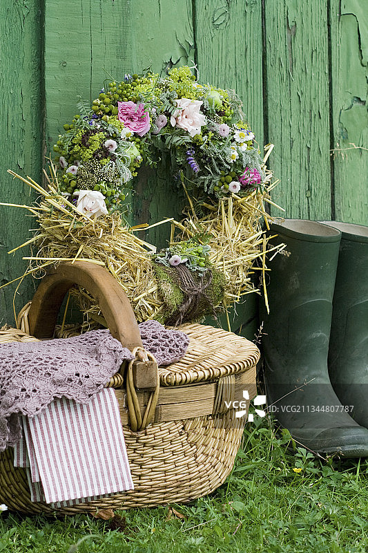 玫瑰、斗篷草、洋甘菊、簇毛野豌豆、青苹果和稻草组成的夏日花环图片素材