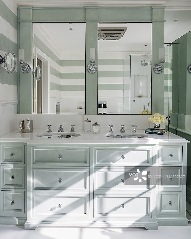 薄荷绿浴室中带抽屉的盥洗台图片素材