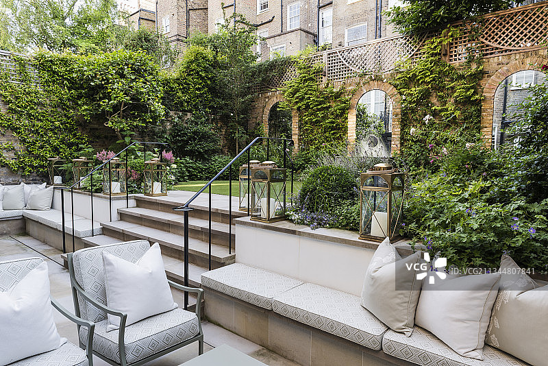 庭院花园优雅露台上的砌体长凳，端墙上装有镜子图片素材