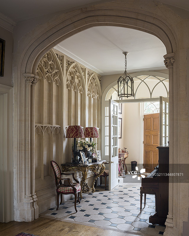 带有哥特复兴风格灰泥和拱门的古老别墅门厅图片素材