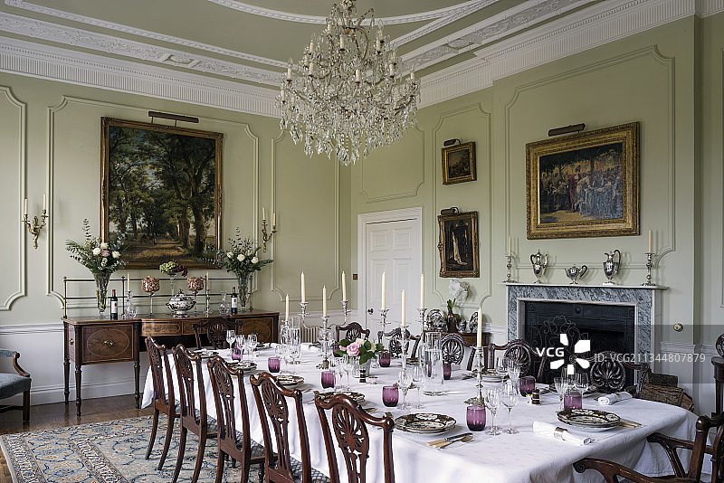 历史餐厅中的节日餐桌图片素材