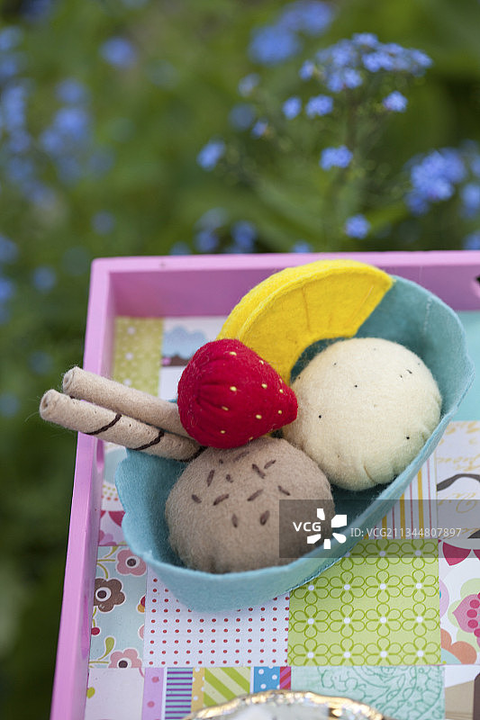 手工毛毡冰淇淋水果托盘图片素材