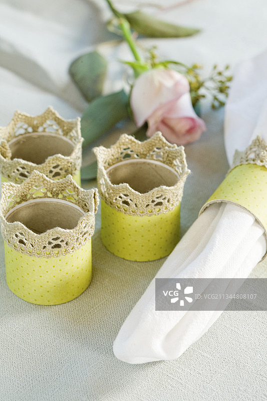 自制蕾丝边黄色餐巾环图片素材