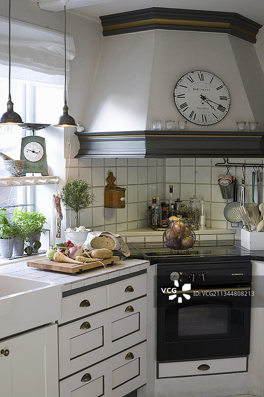 老式厨房壁炉架上的时钟图片素材