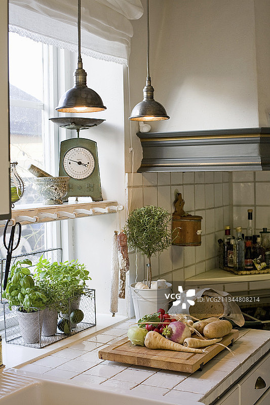 乡村厨房砧板上的根类蔬菜图片素材