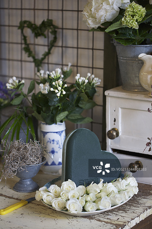 白玫瑰、心形绿洲和 bouvardia 花枝花瓶图片素材